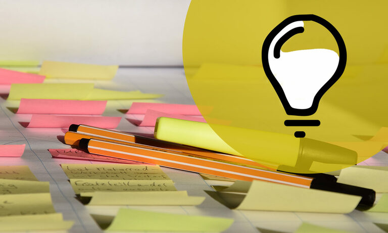 SEO Beratung der SEO Agentur aus Dresden: SEO-Analysen, Beratung, Controlling Foto: Notizzettel mit Stiften und einem Icon von einer Glühlampe.
